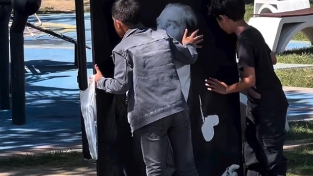 Vatandaşların Atatürk hassasiyeti kamera ile görüntülendi... İki çocuk Atatürk portresini düzelttikten sonra öptü