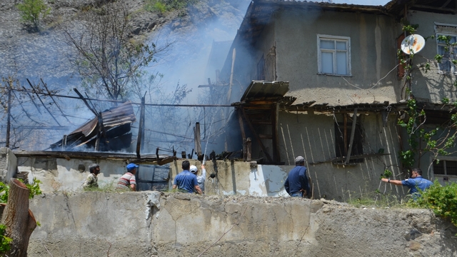 Çorum'da semaverden çıkan yangın evlere sıçramadan söndürüldü