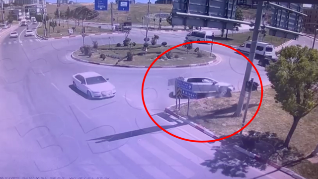 Hatalı sollama yapan otomobil refüje çarptı; kaza kamerada