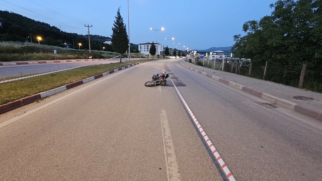 Çanakkale'de motosikletle refüjdeki trafik levhasına çarpan sürücü öldü
