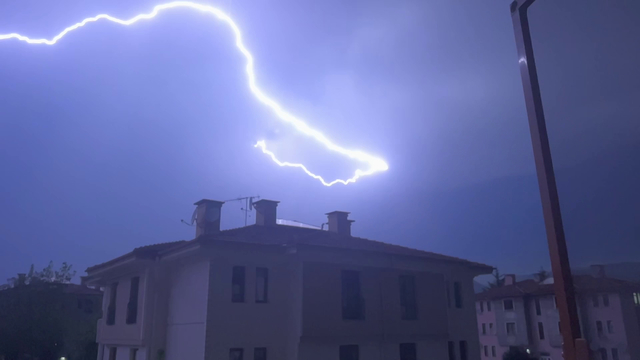 Bolu'da yıldırım düşme anları kameralarda