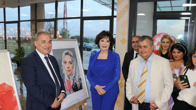 Hülya Koçyiğit, bahar şenliğinde öğrenciler ve huzurevi sakinleriyle, rol aldığı 'Gelin' filmini izledi