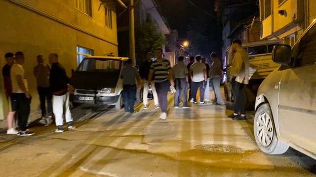 Balta ile sokaklarda dehşet saçan alkollü maganda, polis uyarı ateşiyle yakaladı; o anlar kamerada