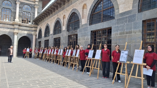 Diyarbakır'da "Değerlerle Renklenen Kalpler" sergisi açıldı