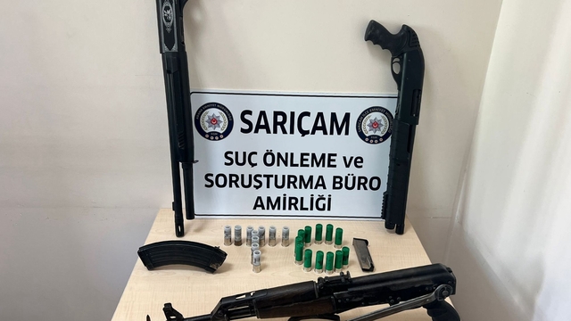 Adana'da bir evde kalaşnikof ve 2 pompalı tüfek ele geçirildi