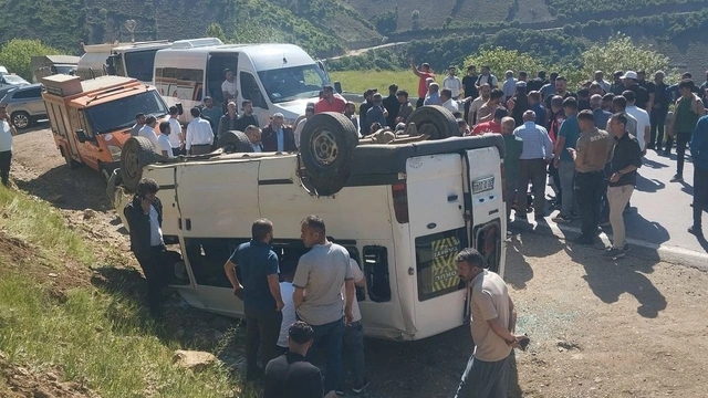 Hakkari'de servis minibüsü takla attı; 13'ü öğrenci 14 yaralı