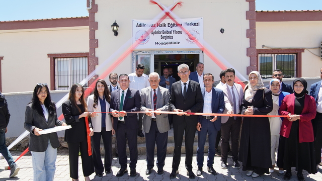 Adilcevaz'da Halk Eğitimi Merkezi kursiyerleri sergi açtı