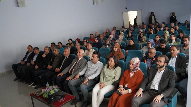 Adilcevaz'da şiir ve müzik dinletisi düzenlendi