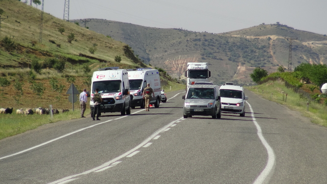 Hafif ticari araç, şarampole yuvarlandı: 1 ölü, 2 yaralı