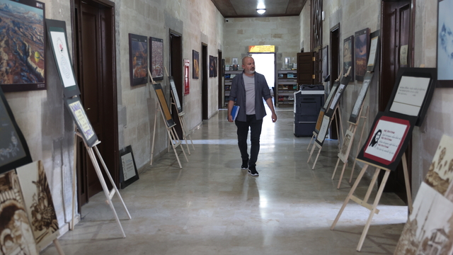 Polis memuru, iş stresini boş zamanlarında kaligrafi sanatıyla atıyor