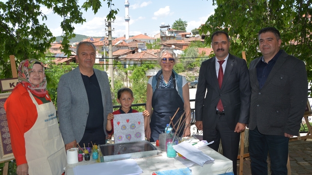 Demirci'de halk eğitim merkezi kursiyerlerinden sergi