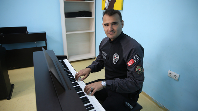 Müzik tutkunu polis memuru, 7 enstrüman çalıyor
