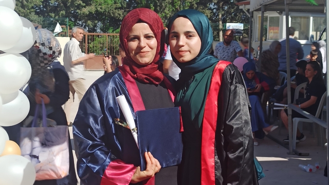 Özel gereksinimli oğlu için okula başladı, kızıyla birlikte mezun oldu