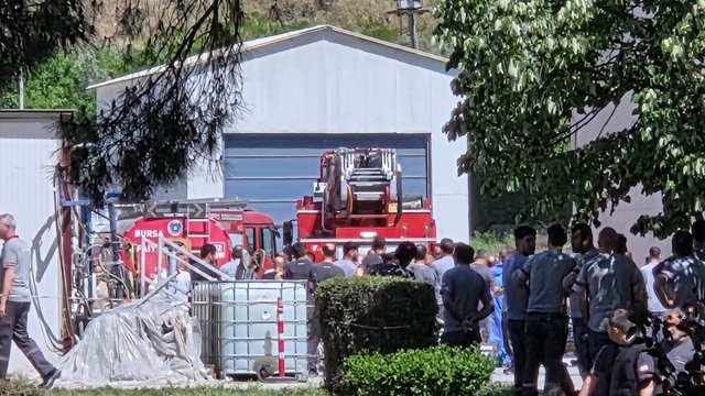 Orhangazi'de yat fabrikasının deposunda çıkan yangın söndürüldü