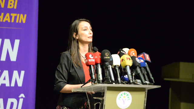 Tülay Hatimoğulları: Toplumun tamamı tarihi bir ana tanıklık ediyor