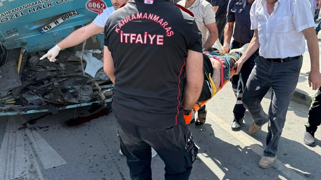 Otomobil, halk otobüsüne çarptı: 1 ölü, 8 yaralı