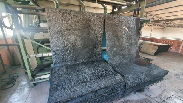 Manisa'da halı fabrikasında çıkan yangın söndürüldü