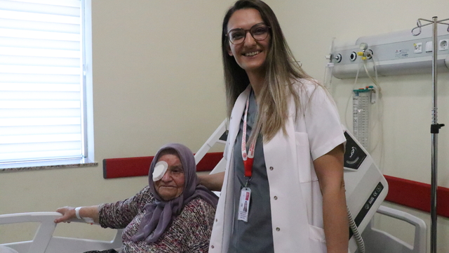 Burdur'da yaşlı kadının "istemsiz akan gözyaşı" tedaviyle dindi