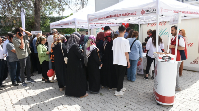 Malatya Vakıflar Bölge Müdürlüğünden çocuklara 4 bin liralık giyim hediye kartı