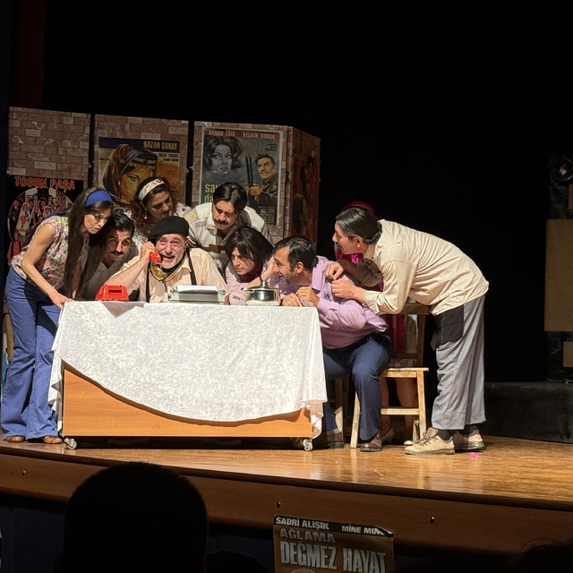 Tire'de öğretmenlerin hazırladığı tiyatro oyunu sahnelendi