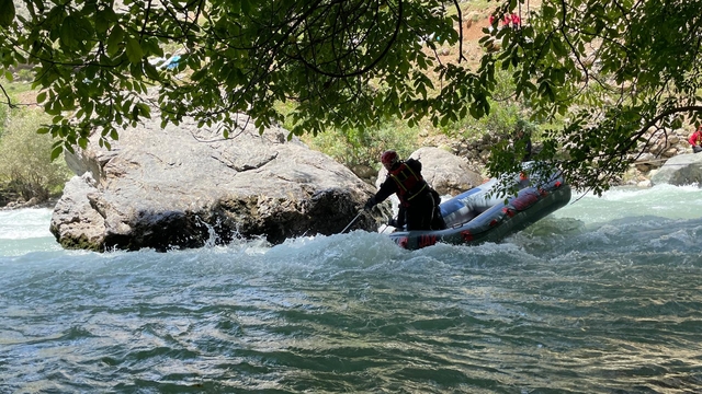 Hakkari'de dereye düşerek kaybolan genci arama çalışmaları 14. gününde sürüyor