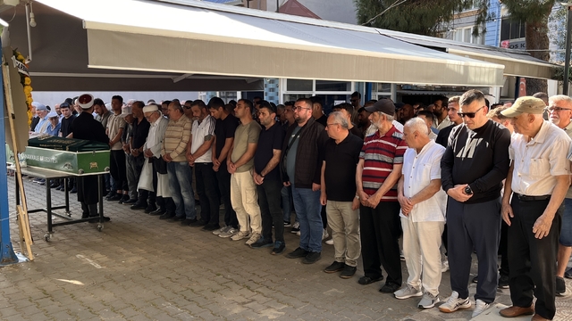 Çanakkale'de nefes borusuna yemek kaçması sonucu hayatını kaybeden öğrenci toprağa verildi