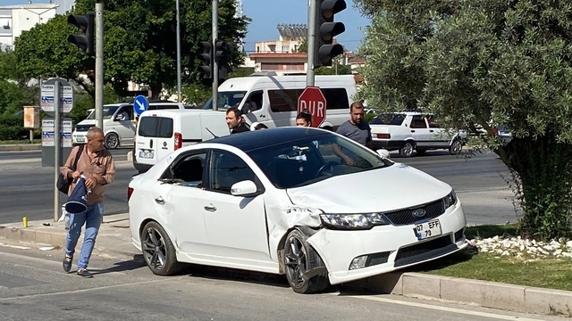 Antalya'da meydana gelen kazada 1 polis yaralandı