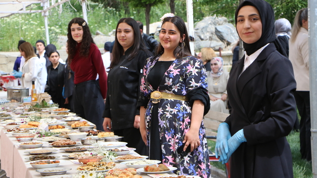 Hakkari'de ot festivali; lezzetler yarıştı