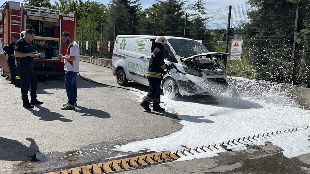 Gebze'de bitkisel yağ yüklü minibüs yandı