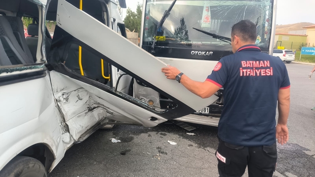 Batman'da minibüs ile midibüsün çarpıştığı kazada 7 kişi yaralandı