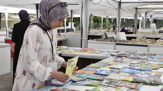 Bitlis'te Kitap Fuarı sürüyor