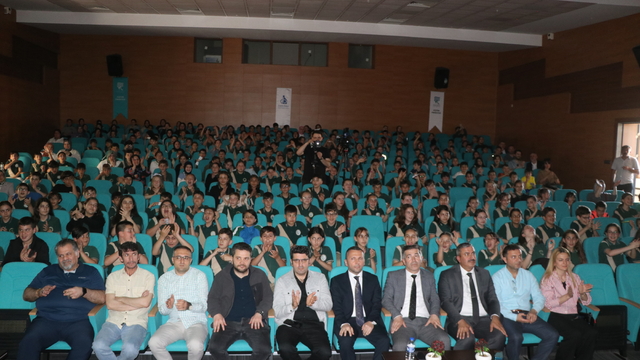Rize'de müzikle matematiği sevdiren öğretmen ortaokul öğrencilerine konser verdi