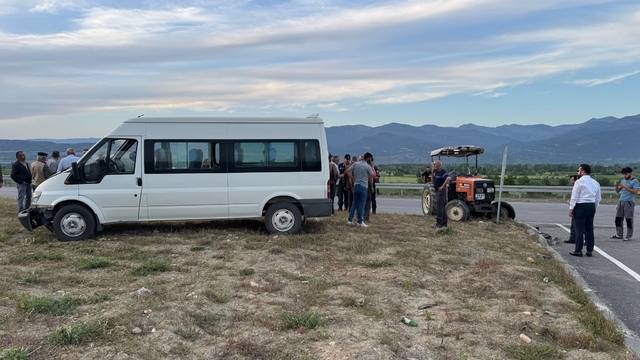 Tokat'ta minibüs ile traktörün çarpıştığı kazada 7 kişi yaralandı
