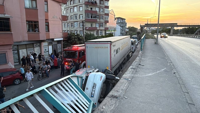 Kocaeli'de istinat duvarından alt sokağa düşen otomobil asılı kaldı