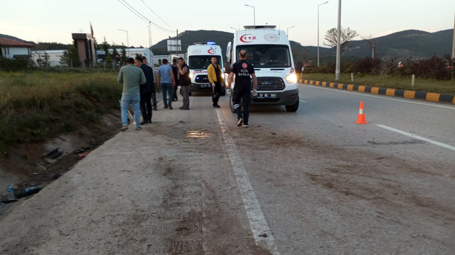 Kastamonu'da bariyerlere çarpan otomobildeki çift yaralandı