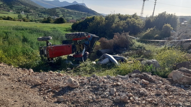 Burdur'da devrilen traktörün altında kalan çocuk öldü, 4 kişi yaralandı