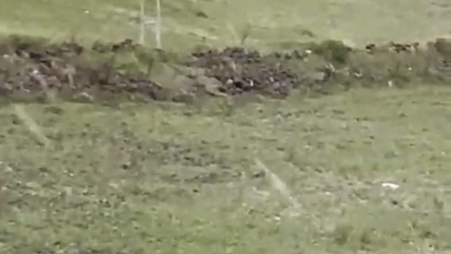 Kars'ta kuvvetli rüzgar çatıları uçurdu; o anlar kamerada