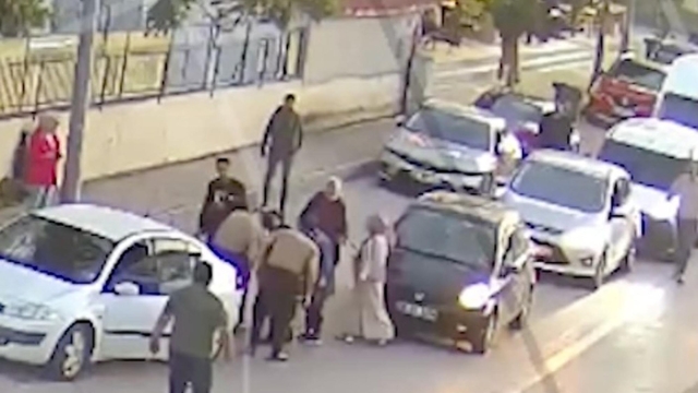 Boğazına yiyecek takılan bebek, Heimlich manevrası ile kurtarıldı