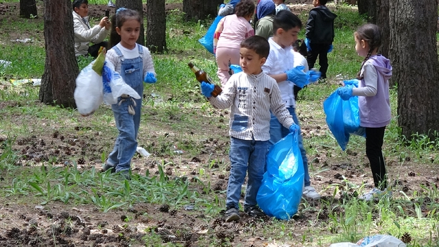 Minikler, çöp toplayarak doğayı 'tedavi ettiler'