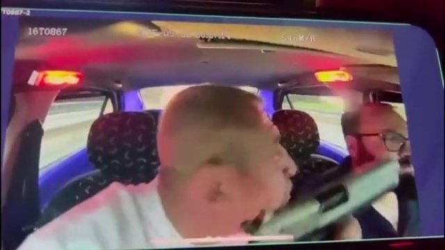 Taksiciyi silahla tehdit eden şüpheli tutuklandı; olay anı kamerada