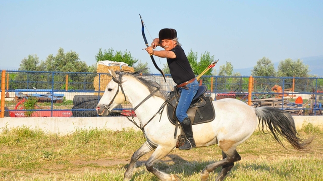 Kaymakam ok atıyor, zihgir ve bıçak ustalığı yapıyor