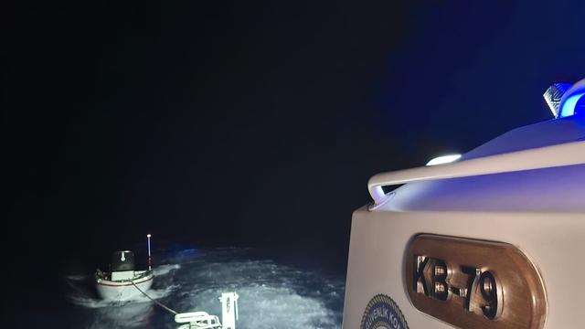 Trabzon'da denizde sürüklenen tekne kurtarıldı