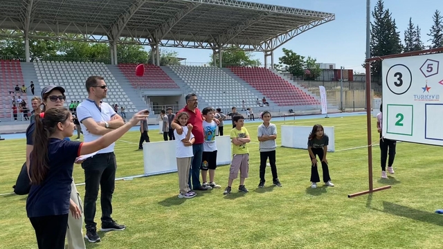 Kadirli'de düzenlenen "Geleneksel Çocuk Oyunları Şenliği" sona erdi