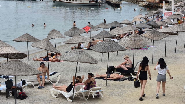 Bodrum'da hava ısındı, sahiller hareketlendi