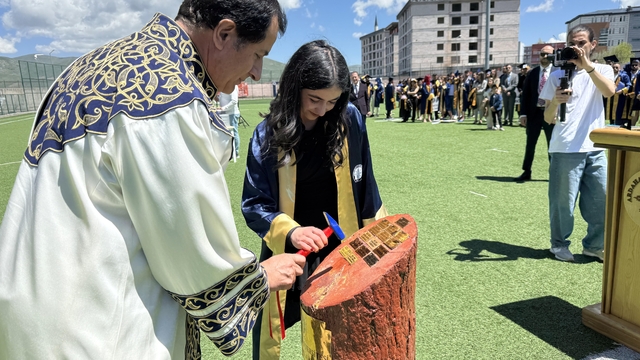 Ardahan Üniversitesinde mezuniyet heyecanı yaşandı