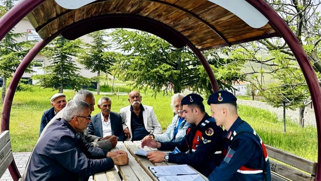 Kırşehir'de jandarma ekipleri köylerdeki vatandaşı bilgilendiriyor