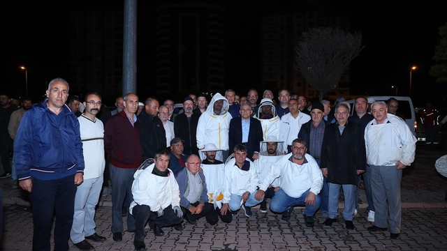 Kayseri Büyükşehir Belediyesi, tescilli bal üreticilerine damızlık ana arı desteği