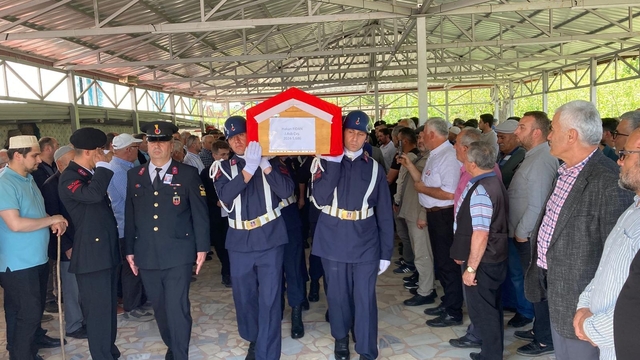 Girdiği derede boğulan astsubay, toprağa verildi