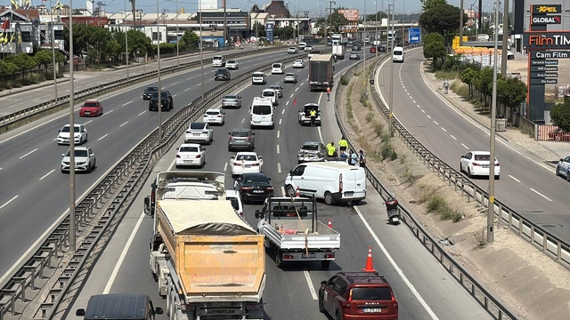 Gebze'de panelvan ile otomobilin çarpıştığı kazada 1 kişi yaralandı
