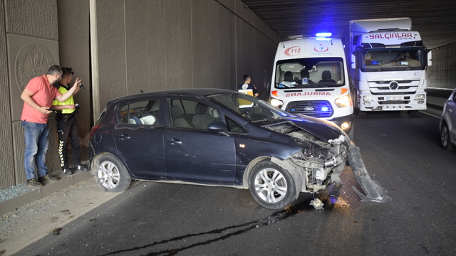 Manisa'da alt geçidin duvarına çarpan otomobildeki 5 kişi yaralandı